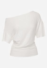 Born2be - Biała Wiskozowa Bluzka Nietoperzowa na Jedno Ramię z Marszczeniem w Talii Bolea. Okazja: do pracy, na co dzień, na spotkanie biznesowe. Kolor: biały. Materiał: wiskoza. Długość: długie. Styl: elegancki, biznesowy, klasyczny, casual #7