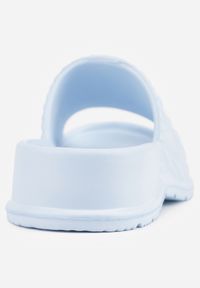 Renee - Jasnoniebieskie Klapki na Platformie Ozdobione Tłoczeniem Faerona. Okazja: na co dzień. Kolor: niebieski. Materiał: jeans. Wzór: aplikacja. Sezon: lato. Obcas: na platformie. Styl: casual #9