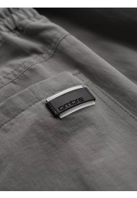 Ombre Clothing - Spodnie męskie joggery z kieszeniami cargo i printem – szare V4 - Rozmiar: M. Okazja: na co dzień. Kolor: szary. Materiał: guma, tkanina, poliester, materiał, bawełna, elastan. Wzór: nadruk. Styl: casual #6