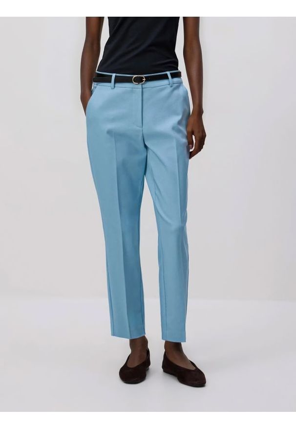 Reserved - Spodnie cygaretki z paskiem - jasnoniebieski. Kolor: niebieski. Materiał: tkanina, bawełna