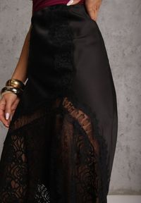 Renee - Czarna Satynowa Spódnica Ozdobiona Rozcięciem na Nogę i Koronką Saviraet. Kolor: czarny. Materiał: satyna, koronka. Wzór: aplikacja, koronka. Styl: elegancki #6