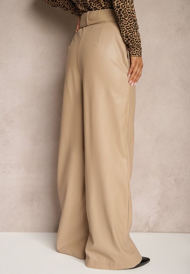 Renee - Beżowe Spodnie z Imitacji Skóry o Szerokim Kroju High Waist Ozdobione Paskiem Lobette. Okazja: na co dzień. Stan: podwyższony. Kolor: beżowy. Materiał: skóra. Wzór: aplikacja. Styl: wizytowy, elegancki, casual