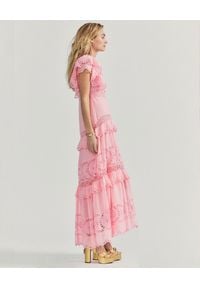 LOVE SHACK FANCY - Różowa sukienka maxi Rinny. Kolor: różowy, wielokolorowy, fioletowy. Materiał: bawełna, koronka. Wzór: aplikacja, ażurowy, geometria. Typ sukienki: rozkloszowane. Długość: maxi #4