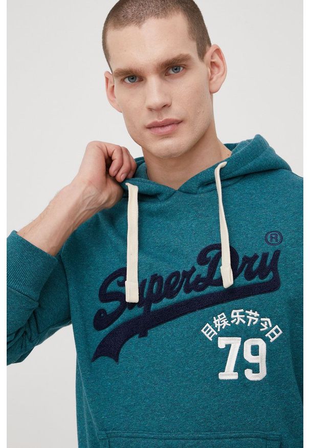 Superdry bluza męska kolor zielony z kapturem z aplikacją. Okazja: na co dzień. Typ kołnierza: kaptur. Kolor: zielony. Wzór: aplikacja. Styl: casual