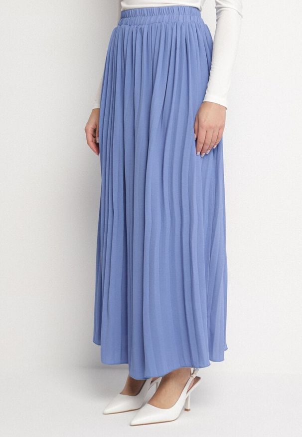 Born2be - Niebieska Spódnica o Rozkloszowanym Kroju z Plisami i Gumką w Talii Ulithra. Okazja: na co dzień. Kolor: niebieski. Styl: klasyczny, elegancki, casual