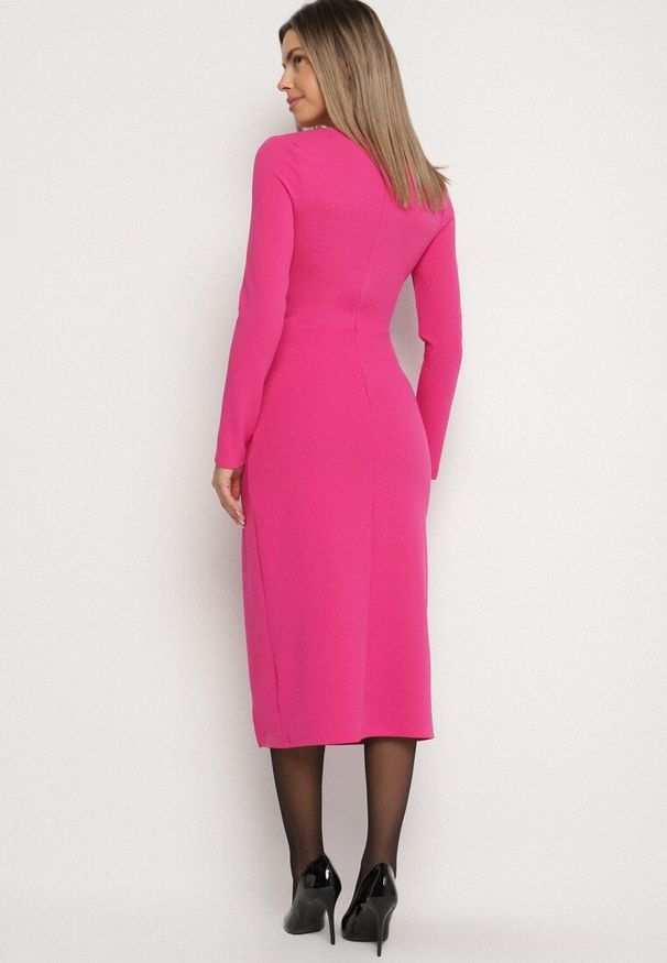 Born2be - Fuksjowa Taliowana Sukienka Vices z Marszczeniem i Perełkami Adorre. Kolor: różowy. Wzór: aplikacja. Styl: klasyczny, elegancki