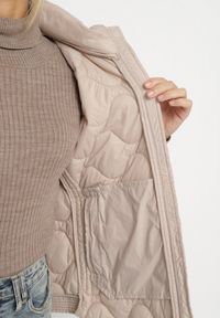 Born2be - Ciemnobeżowa Kamizelka z Odpinanym Kapturem Ozdobiona Pikowaniem Cirisse. Okazja: na co dzień, na spacer. Kolor: beżowy. Materiał: jeans. Wzór: aplikacja. Styl: klasyczny, casual, elegancki #6