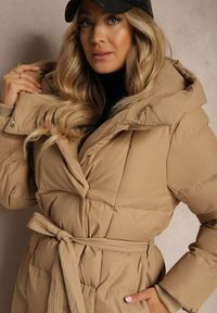 Renee - Ciemnobeżowa Długa Kurtka z Pikowanymi Przeszyciami Kapturem i Wiązanym Paskiem Zalirra. Okazja: na co dzień. Kolor: beżowy. Materiał: dzianina, jeans. Długość: długie. Styl: casual, elegancki #5
