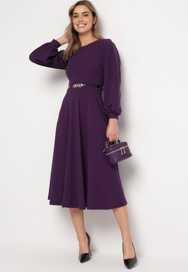 Born2be - Fioletowa Rozkloszowana Midi Sukienka z Eleganckimi Luźnymi Rękawami Samriddhi. Okazja: do pracy. Kolor: fioletowy. Typ sukienki: rozkloszowane. Styl: elegancki. Długość: midi