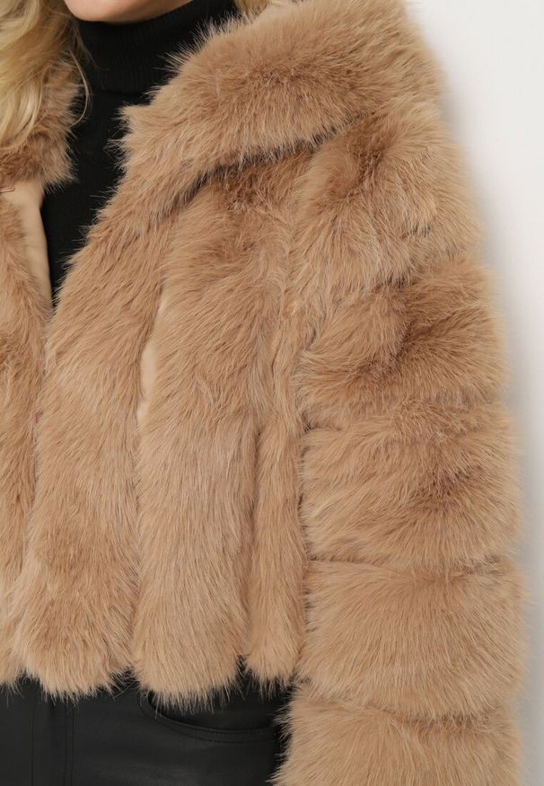 Born2be - Jasnobrązowa Kurtka Futrzana o Krótkim Pikowanym Kroju Hemeriana. Okazja: na co dzień. Kolor: brązowy. Materiał: futro. Długość: krótkie. Sezon: zima, jesień. Styl: klasyczny, casual, elegancki