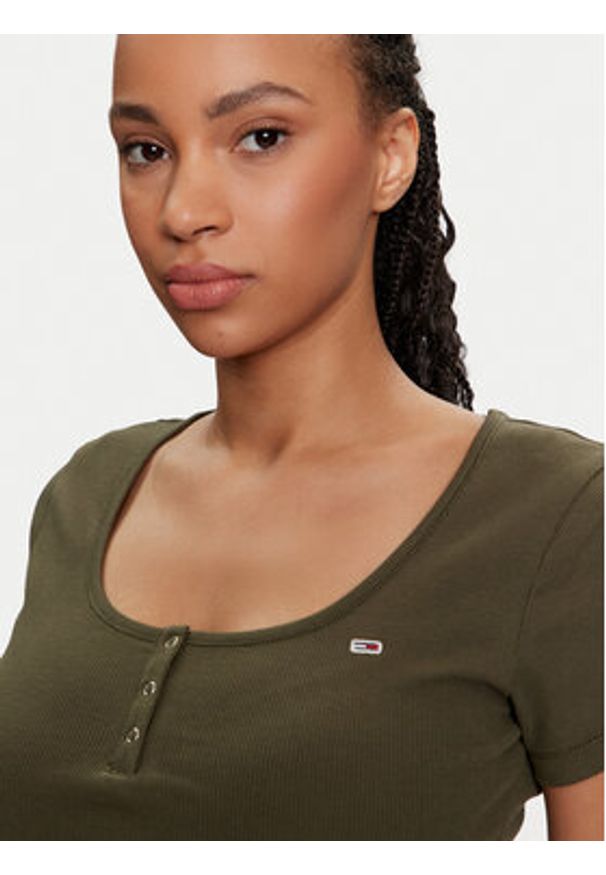 Tommy Jeans T-Shirt Henley DW0DW18669 Khaki Slim Fit. Typ kołnierza: typu henley. Kolor: brązowy. Materiał: bawełna