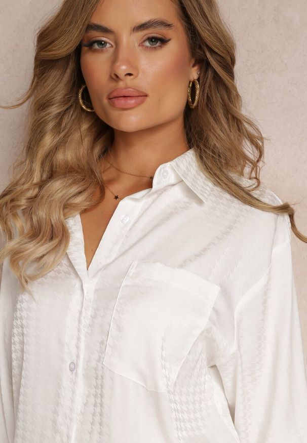 Renee - Biały 2-częściowy Komplet z Koszulą i Szortami Logsia. Kolor: biały. Wzór: aplikacja