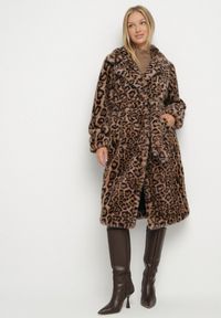 Born2be - Brązowy Płaszcz w Panterkę Futerko Ozdobiony Paskiem Delmarea. Okazja: na co dzień. Kolor: brązowy. Materiał: futro. Wzór: aplikacja, motyw zwierzęcy. Sezon: zima, jesień. Styl: klasyczny, casual, elegancki #1