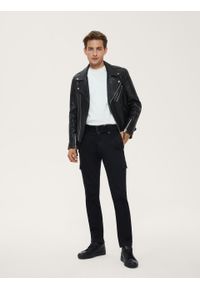 Kazar - Minimalistyczne czarne sneakersy męskie na karbowanej podeszwie. Okazja: do pracy, na spacer. Kolor: czarny. Materiał: skóra. Szerokość cholewki: normalna. Sport: turystyka piesza #6