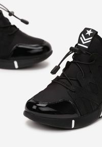 Born2be - Czarne lakierowane Sneakersy Giana. Nosek buta: okrągły. Zapięcie: pasek. Kolor: czarny. Materiał: lakier. Szerokość cholewki: normalna. Wzór: napisy, aplikacja. Obcas: na płaskiej podeszwie #2
