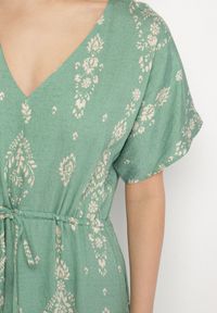 Born2be - Zielona Sukienka Rozkloszowana z Wiskozą w Boho Wzór z Falbaną Turaline. Typ kołnierza: kołnierz z falbankami. Kolor: zielony. Materiał: wiskoza. Sezon: lato. Typ sukienki: rozkloszowane. Styl: boho #3