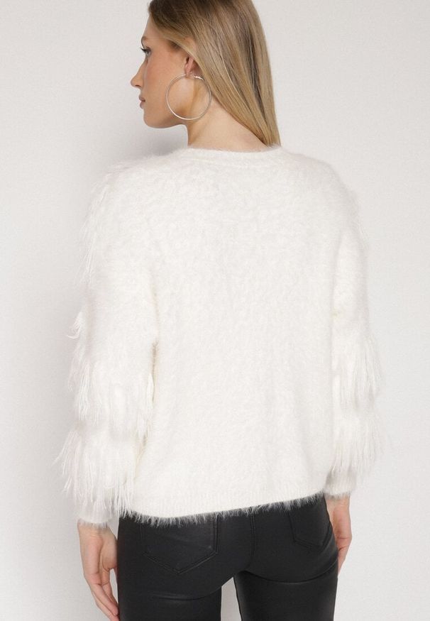 Born2be - Jasnobeżowy Kardigan z Wełną o Fakturze Imitującej Pióra z Ozdobnymi Guzikami Mevinalia. Okazja: na co dzień, na spotkanie biznesowe, do pracy. Kolor: beżowy. Materiał: wełna. Wzór: aplikacja. Sezon: zima, jesień. Styl: casual, biznesowy, elegancki, klasyczny