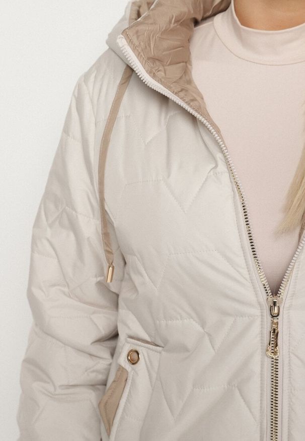 Born2be - Jasnoszara Pikowana Kurtka z Kapturem i Przedłużonym Tyłem Tulunia. Okazja: na spacer. Typ kołnierza: kaptur. Kolekcja: plus size. Kolor: szary. Materiał: jeans. Wzór: aplikacja. Styl: elegancki