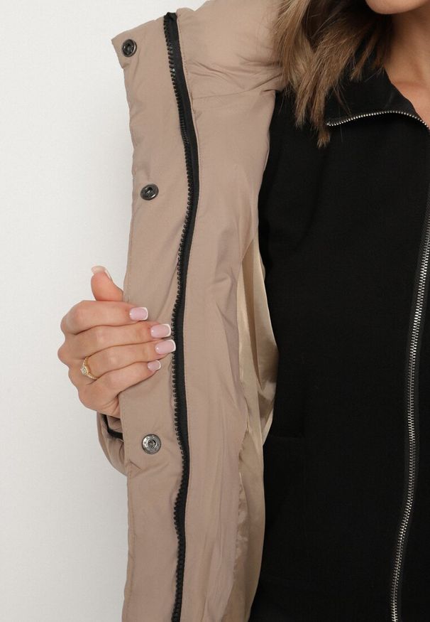 Born2be - Beżowa Pikowana Kurtka Puffer z Kapturem i Kieszonką przy Rękawie Galieana. Okazja: na spacer. Typ kołnierza: kaptur. Kolor: beżowy. Materiał: dzianina, jeans. Sezon: zima. Styl: elegancki, sportowy