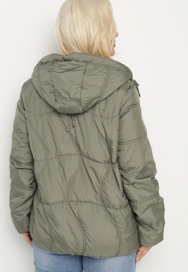 Born2be - Zielona Kurtka Pikowana z Nieodpinanym Kapturem i Kieszeniami Annitte. Okazja: na co dzień. Kolekcja: plus size. Kolor: zielony. Materiał: jeans. Styl: casual