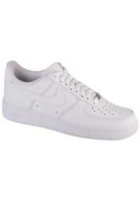 Buty do chodzenia męskie Nike Air Force 1 07. Zapięcie: sznurówki. Kolor: biały. Materiał: skóra, syntetyk, materiał, tkanina. Szerokość cholewki: normalna. Model: Nike Air Force. Sport: turystyka piesza