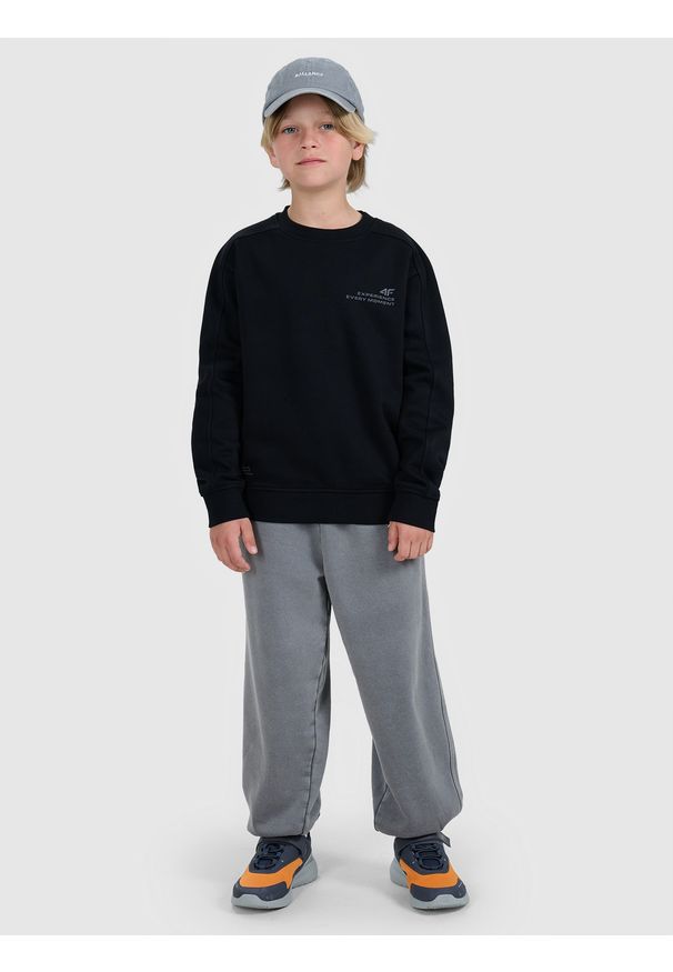4f - 4F Bluza dresowa nierozpinana bez kaptura chłopięca - czarna 122 (6-7 lat). Okazja: na co dzień. Typ kołnierza: bez kaptura. Kolor: czarny. Materiał: dresówka. Wzór: gładki, ze splotem, napisy. Sezon: lato. Styl: klasyczny, sportowy, casual