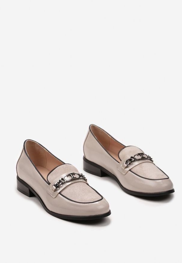 Renee - Beżowe Lakierowane Mokasyny w Stylu Loafersów z Klamrą i Skórzaną Wkładką Darnifa. Zapięcie: klamry. Kolor: beżowy. Materiał: lakier, skóra. Wzór: aplikacja. Obcas: na obcasie. Styl: klasyczny, elegancki. Wysokość obcasa: średni