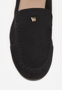 Born2be - Czarne Mokasyny VICES ze Skórzaną Wkładką i Metalową Ozdobą Aquilin. Nosek buta: okrągły. Kolor: czarny. Materiał: skóra. Wzór: aplikacja. Obcas: na obcasie. Styl: klasyczny. Wysokość obcasa: niski #4