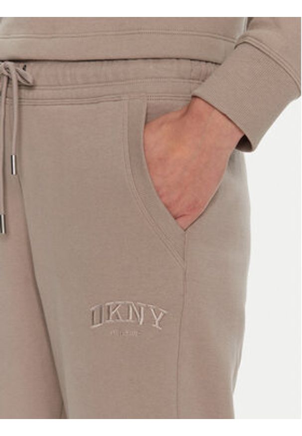 DKNY Sport Spodnie dresowe DP4P3471 Beżowy Regular Fit. Kolor: beżowy. Materiał: bawełna, syntetyk