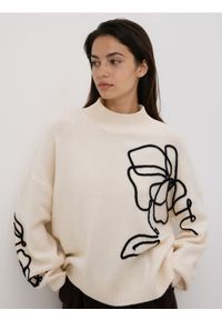 Reserved - Sweter oversize - kremowy. Kolor: kremowy. Materiał: dzianina #1