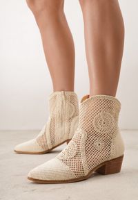 Renee - Beżowe Botki Kowbojki VICES na Niskim Stożku z Ażurową Cholewką Azinessa. Okazja: na co dzień. Kolor: beżowy. Materiał: zamsz, jeans. Szerokość cholewki: normalna. Wzór: ażurowy. Obcas: na stożku. Styl: casual. Wysokość obcasa: niski #11