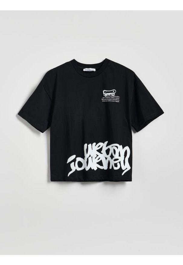 Reserved - Bawełniany t-shirt z nadrukiem - czarny. Kolor: czarny. Materiał: bawełna. Wzór: nadruk