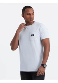 Ombre Clothing - Męski casualowy t-shirt z naszytą kieszonką - błękitny V9 OM-TSCT-0109 - XXL. Okazja: na co dzień. Kolor: niebieski. Materiał: jersey, skóra, materiał, bawełna, dzianina. Długość rękawa: krótki rękaw. Długość: krótkie. Wzór: aplikacja. Styl: casual