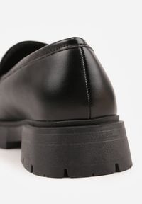 Born2be - Czarne Płaskie Mokasyny z Metalową Ozdobą Evelisse. Okazja: na co dzień, na spotkanie biznesowe. Kolor: czarny. Wzór: aplikacja. Obcas: na obcasie. Styl: casual, biznesowy, elegancki #8