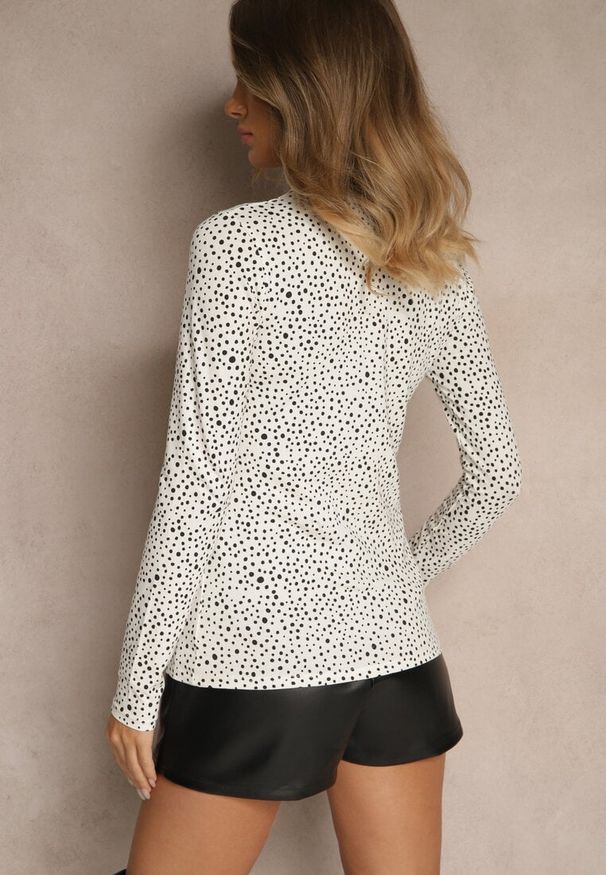 Renee - Biała Bawełniana Bluzka z Golfem Typu Longsleeve w Groszki Neatte. Okazja: na co dzień. Typ kołnierza: golf. Kolor: biały. Materiał: bawełna. Długość rękawa: długi rękaw. Wzór: grochy. Styl: casual, klasyczny