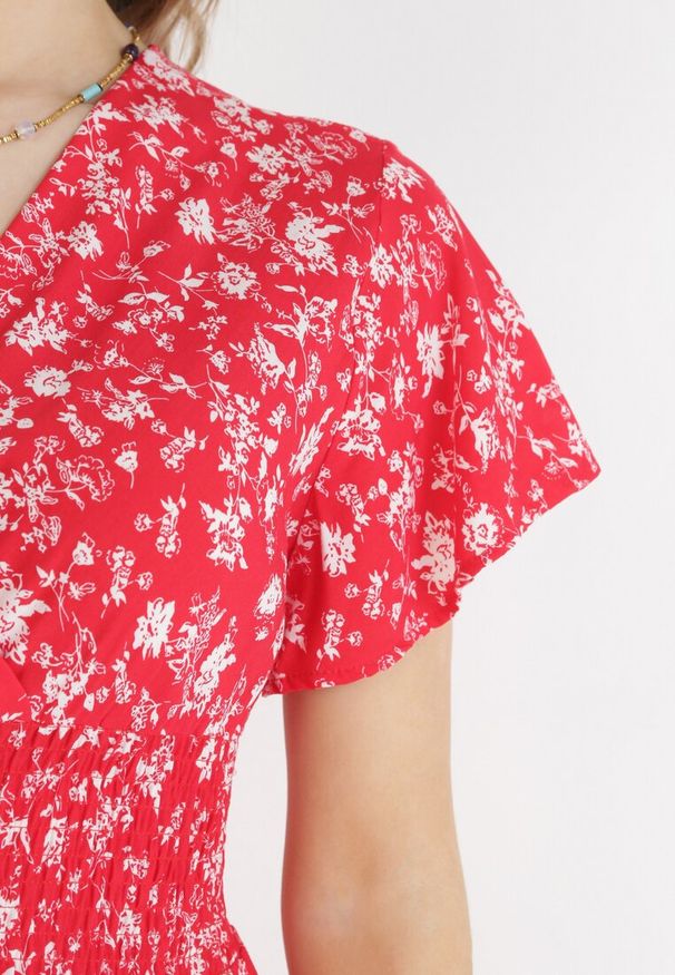 Born2be - Czerwona Kwiecista Sukienka Mini z Wiskozy z Marszczoną Gumką w Pasie Catela. Kolor: czerwony. Materiał: wiskoza. Długość rękawa: krótki rękaw. Wzór: kwiaty. Sezon: wiosna, lato. Typ sukienki: rozkloszowane, kopertowe. Długość: mini