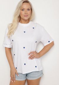 Born2be - Biało-Niebieski Bawełniany T-shirt Zdobiony Haftem w Kształcie Serc Naloree. Okazja: na co dzień. Kolekcja: plus size. Kolor: biały. Materiał: bawełna. Wzór: aplikacja, haft. Styl: klasyczny, elegancki, casual