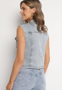 Born2be - Jasnoniebieska Bawełniana Jeansowa Kamizelka z Ozdobnymi Kieszeniami Yasmio. Okazja: na co dzień. Kolor: niebieski. Materiał: bawełna, jeans. Styl: casual #3