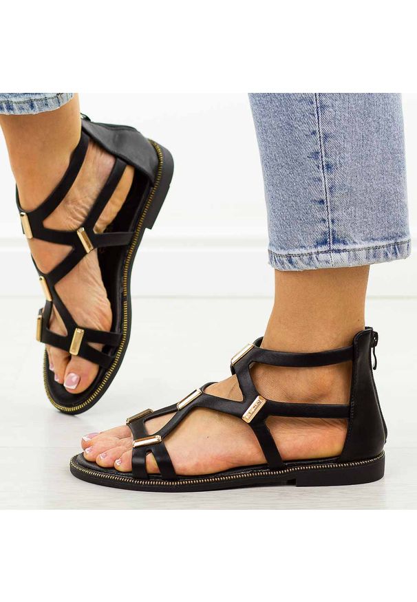 Czarne płaskie sandały damskie Filippo Ds6912/26. Okazja: na co dzień, na spacer. Kolor: czarny. Materiał: skóra. Wzór: kolorowy, aplikacja. Sezon: wiosna, lato. Styl: elegancki, klasyczny, casual, wizytowy