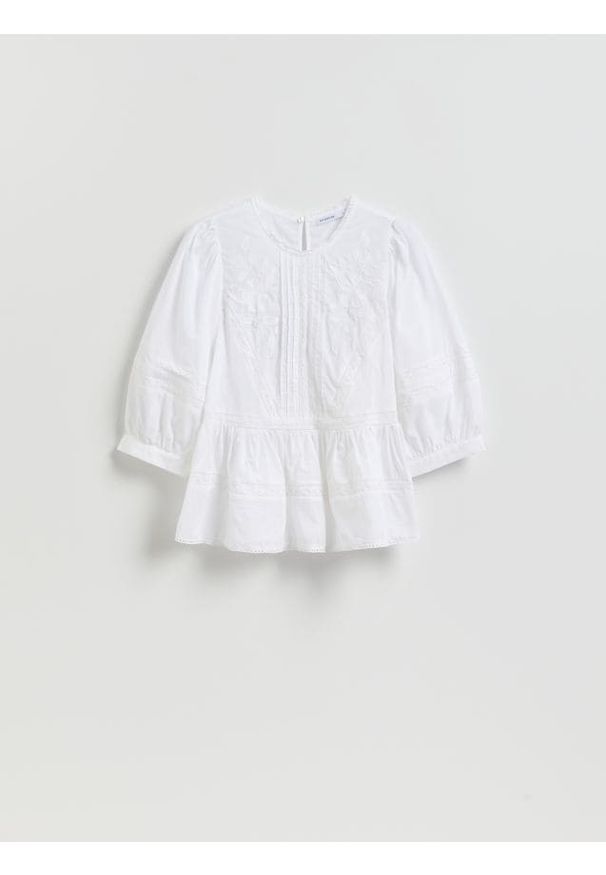 Reserved - Bluzka z haftowanym wzorem - biały. Kolor: biały. Materiał: bawełna. Wzór: haft