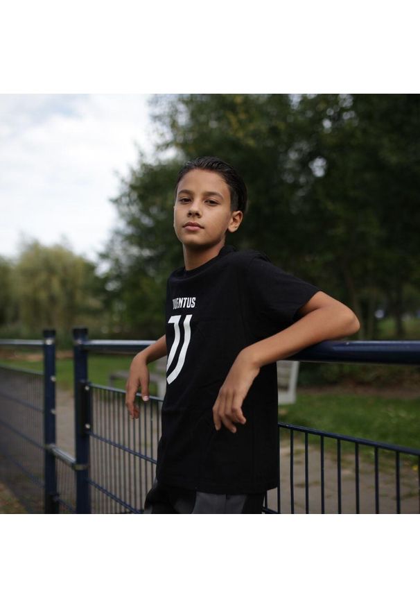 JUVENTUS FC - Koszulka dziecięca Juventus. Kolor: czarny. Materiał: bawełna. Sport: piłka nożna