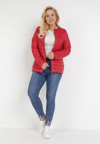 Born2be - Czerwona Kurtka Ashypise. Kolekcja: plus size. Kolor: czerwony. Materiał: tkanina, jeans. Wzór: kwiaty #4