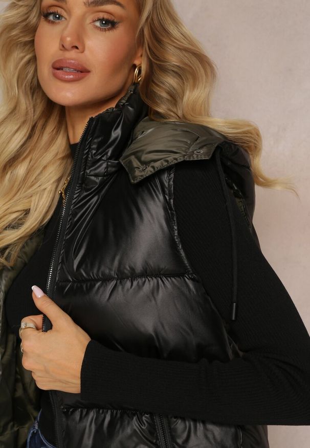 Renee - Czarna Pikowana Kamizelka z Szerokim Kapturem Wivelle. Typ kołnierza: golf. Kolor: czarny. Materiał: jeans, wełna. Długość rękawa: bez rękawów. Wzór: aplikacja. Styl: sportowy