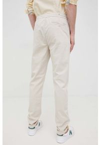 Guess spodnie męskie kolor beżowy w fasonie chinos. Kolor: beżowy. Materiał: tkanina. Wzór: gładki