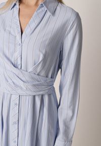 Born2be - Niebieska Koszulowa Sukienka z Wiskozy z Ozdobnym Marszczeniem w Talii Batena. Okazja: na co dzień, na spotkanie biznesowe, do pracy. Kolor: niebieski. Materiał: wiskoza. Typ sukienki: koszulowe. Styl: casual, biznesowy, elegancki, klasyczny #8