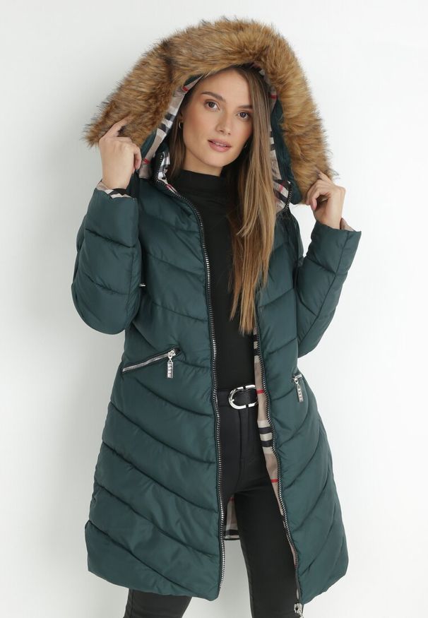 Born2be - Ciemnozielona Kurtka Dwustronna z Kapturem Fiya. Okazja: na co dzień. Typ kołnierza: kaptur. Kolor: zielony. Materiał: jeans, futro. Wzór: kratka, aplikacja, gładki. Sezon: jesień, zima. Styl: klasyczny, casual