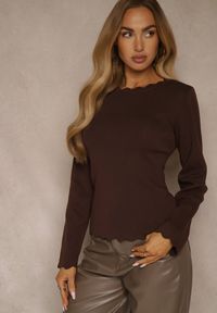 Renee - Brązowy Sweter z Wiskozą i Ozdobną Falbanką Mevidella. Okazja: na co dzień. Kolor: brązowy. Materiał: wiskoza. Styl: casual, klasyczny