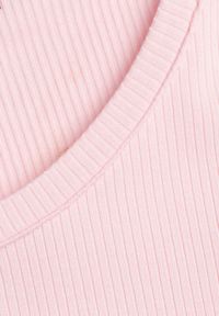 Born2be - Różowy Prążkowany T-shirt Ozdobiony po Bokach Marszczeniem Nedisa. Okazja: na co dzień. Kolor: różowy. Materiał: prążkowany. Wzór: aplikacja. Styl: casual #4