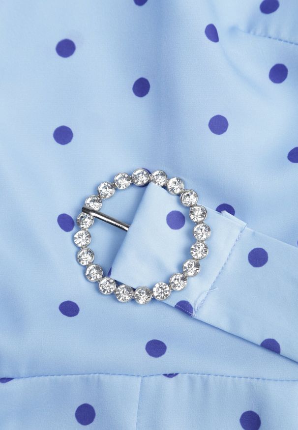 Born2be - Niebieska Sukienka Midi z Gumką w Talii i Materiałowym Paskiem z Klamrą Maerali. Okazja: na wesele, na ślub cywilny, na imprezę. Typ kołnierza: kołnierzyk stójkowy. Kolor: niebieski. Materiał: materiał. Wzór: grochy. Typ sukienki: rozkloszowane. Styl: elegancki. Długość: midi