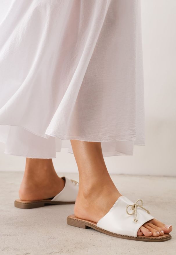 Renee - Białe Klapki na Płaskiej Podeszwie z Regulowaną Kokardką w Stylu Boho Nadafer. Kolor: biały. Materiał: len. Wzór: haft. Sezon: lato. Obcas: na płaskiej podeszwie. Styl: boho